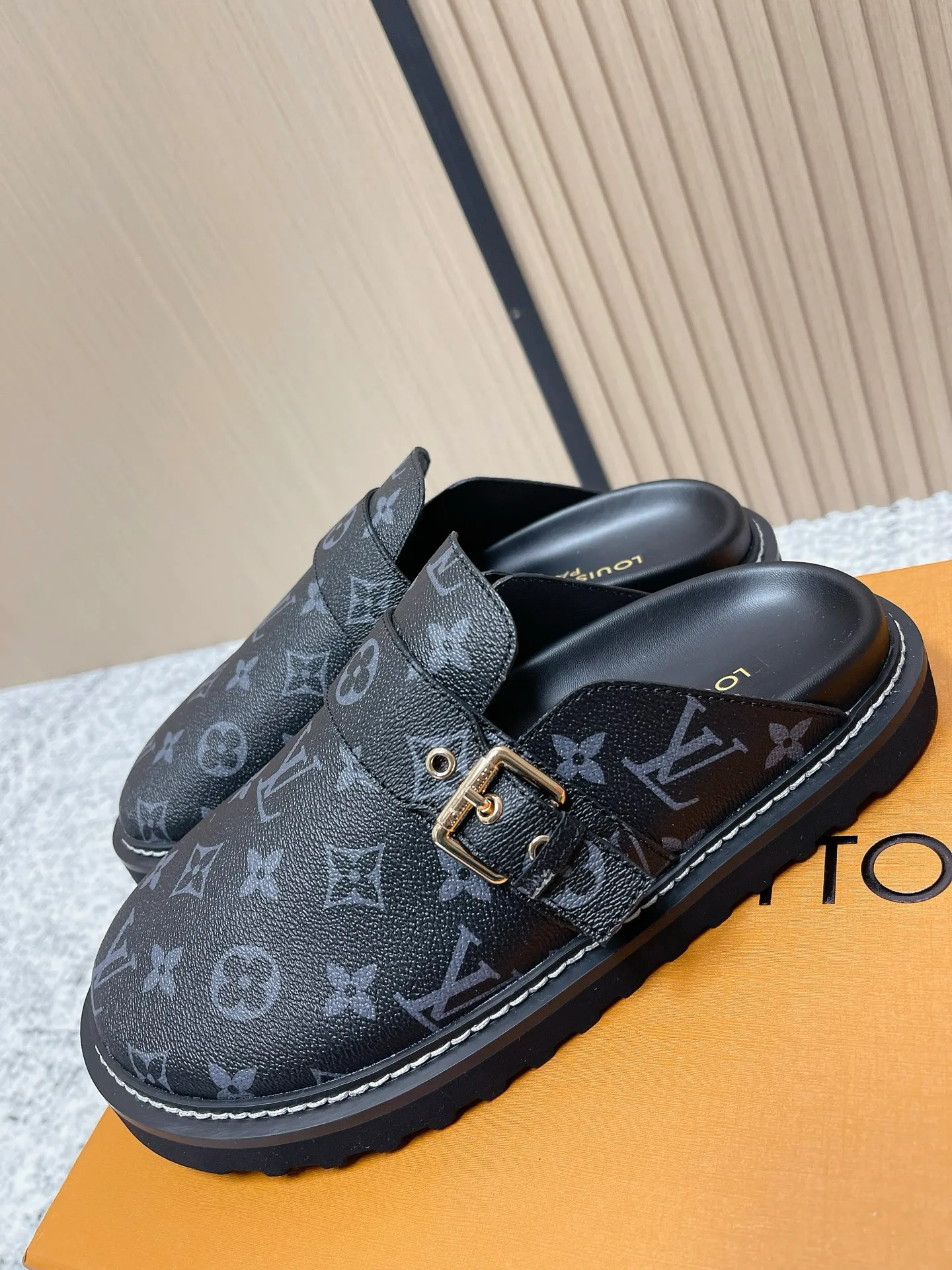 [L Family] P: 460💰 Size: 35-46 (female 40.41, male 45 46 custom-made) Top version Louis vuitton Lv new couple Birkenstock slippers. Cute and cute, not too good on the feet. Simple and high-end slingback design. Ready to wear and go. Good news for lazy people. Imported cowhide leather upper/imported old calico. Original hardware buckle, original molded high-density foam outsole.